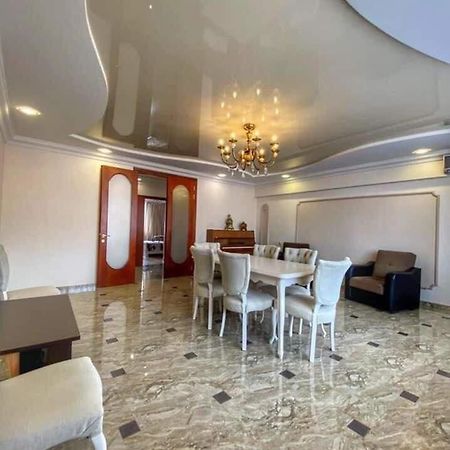 Apartment Dolphin Батуми Екстериор снимка