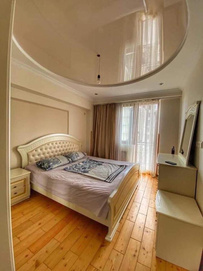 Apartment Dolphin Батуми Екстериор снимка