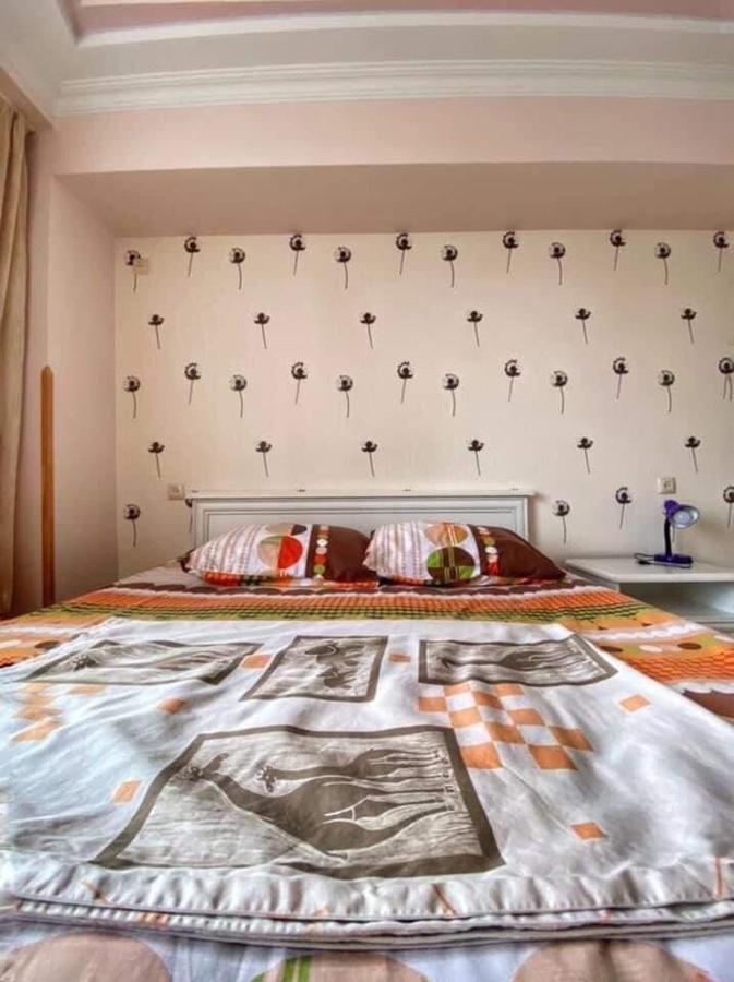 Apartment Dolphin Батуми Екстериор снимка