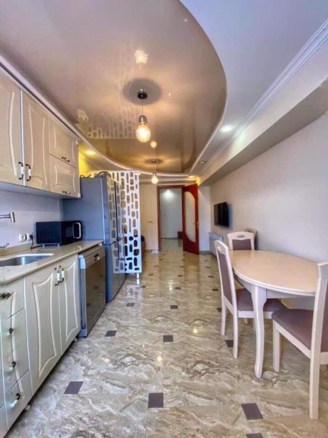 Apartment Dolphin Батуми Екстериор снимка