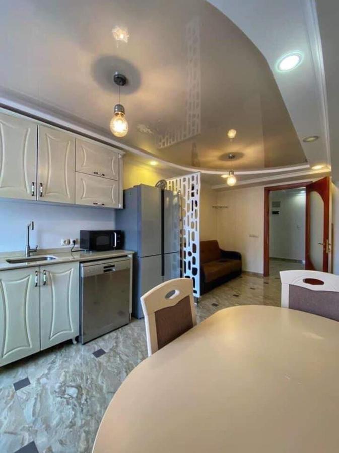Apartment Dolphin Батуми Екстериор снимка